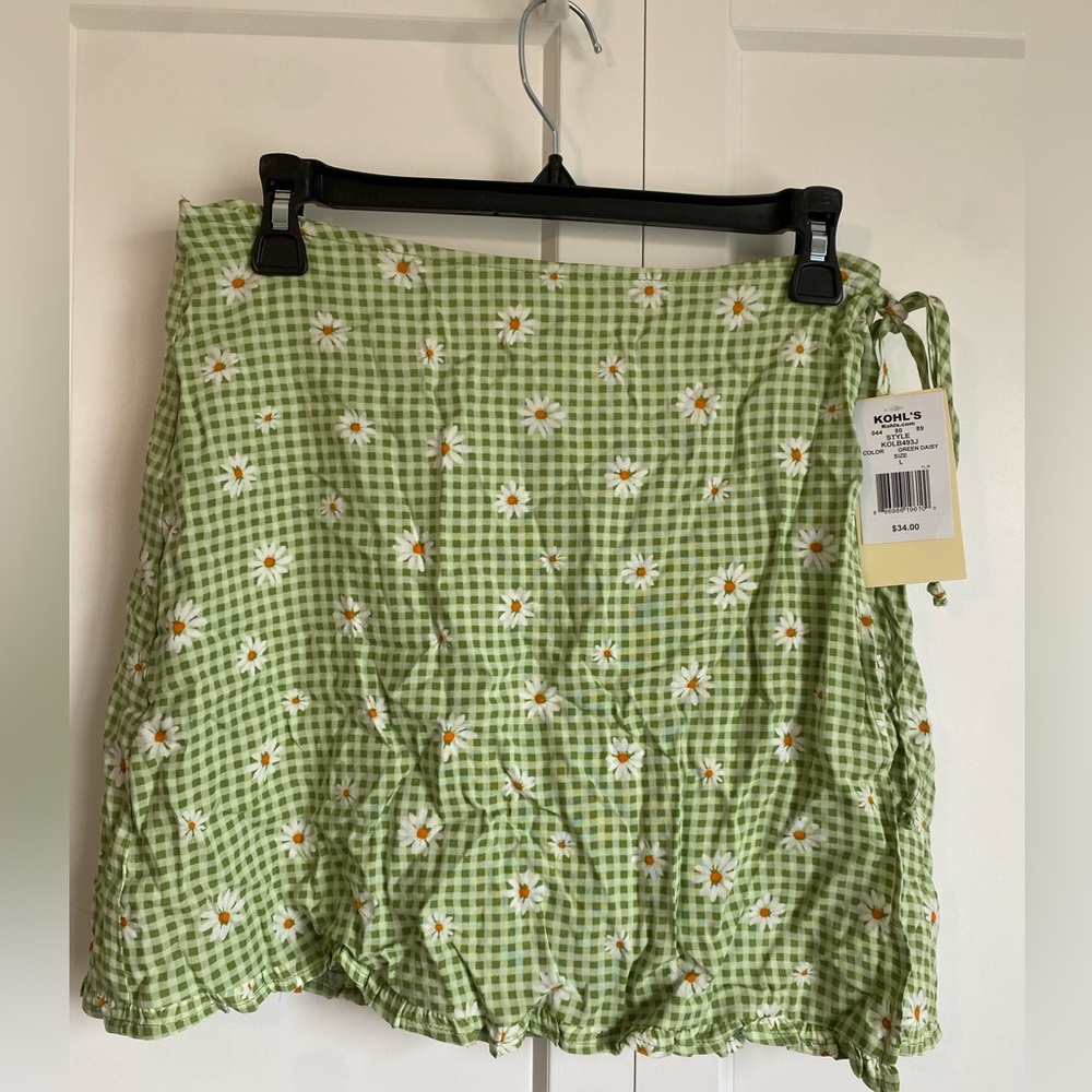 NWT Green daisy wrap with tie skirt
